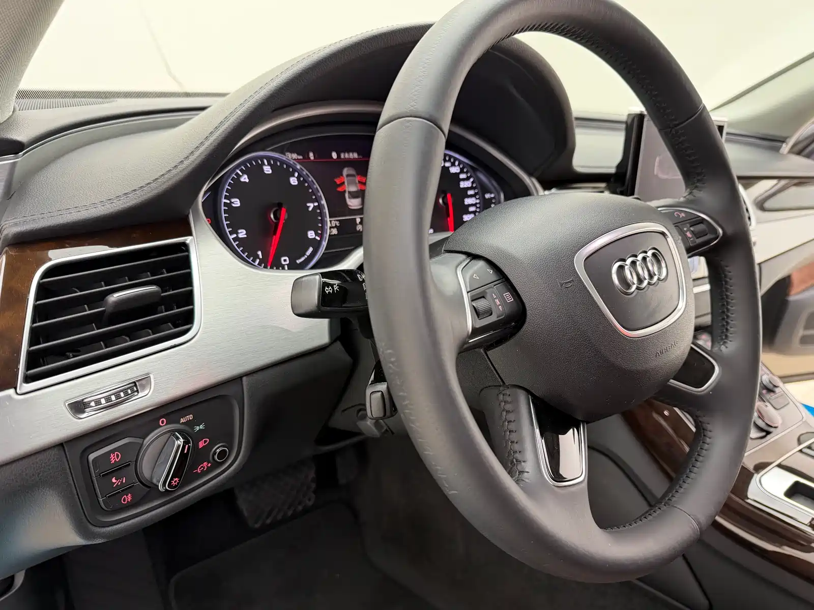 Photo 16 - Audi A8