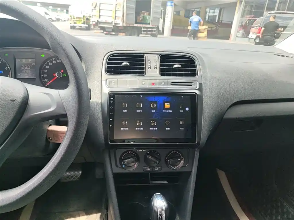 Volkswagen Polo 2018 1.5L Auto Safe Drive фото 12