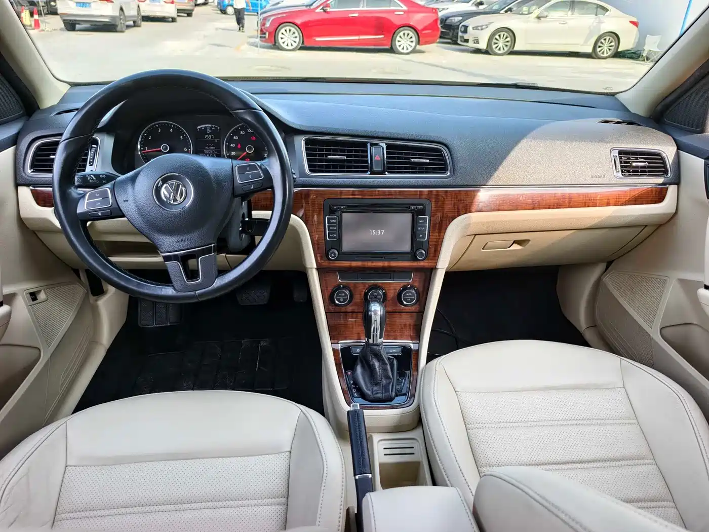 Volkswagen Lavida 2013 1.6L Automatic Luxury Edition фото 8