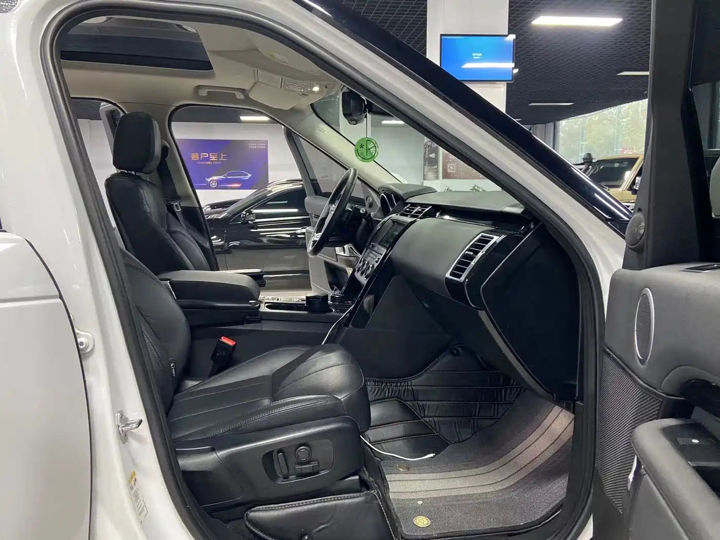 Land Rover Discovery 2018 2.0T SE фото 15
