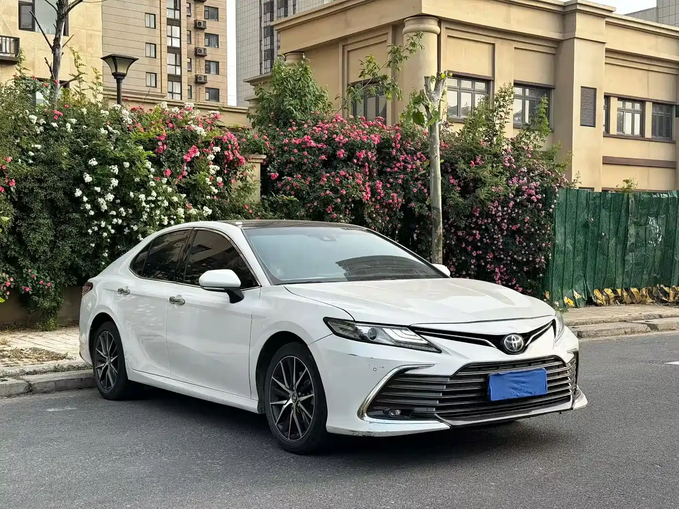 Toyota Camry 2021 Hybrid 2.5HG Luxury Edition фото 3