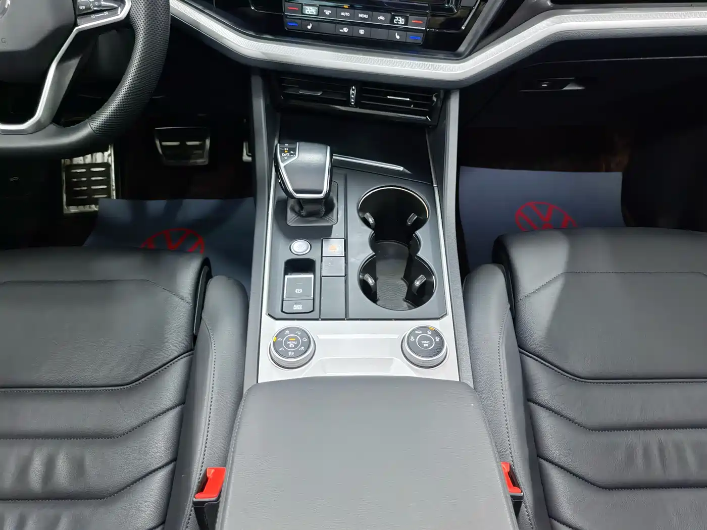 Volkswagen Touareg 2021 2.0TSI Pilot Special Edition фото 24