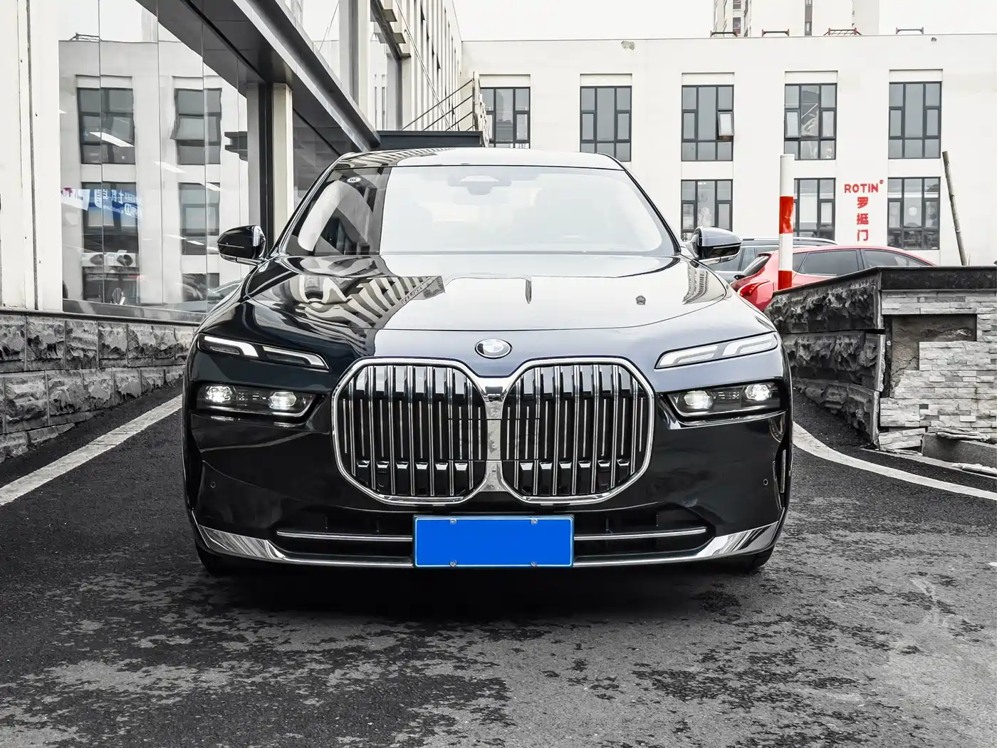BMW 7 Series 2023 Model 735Li Luxury Package фото 2