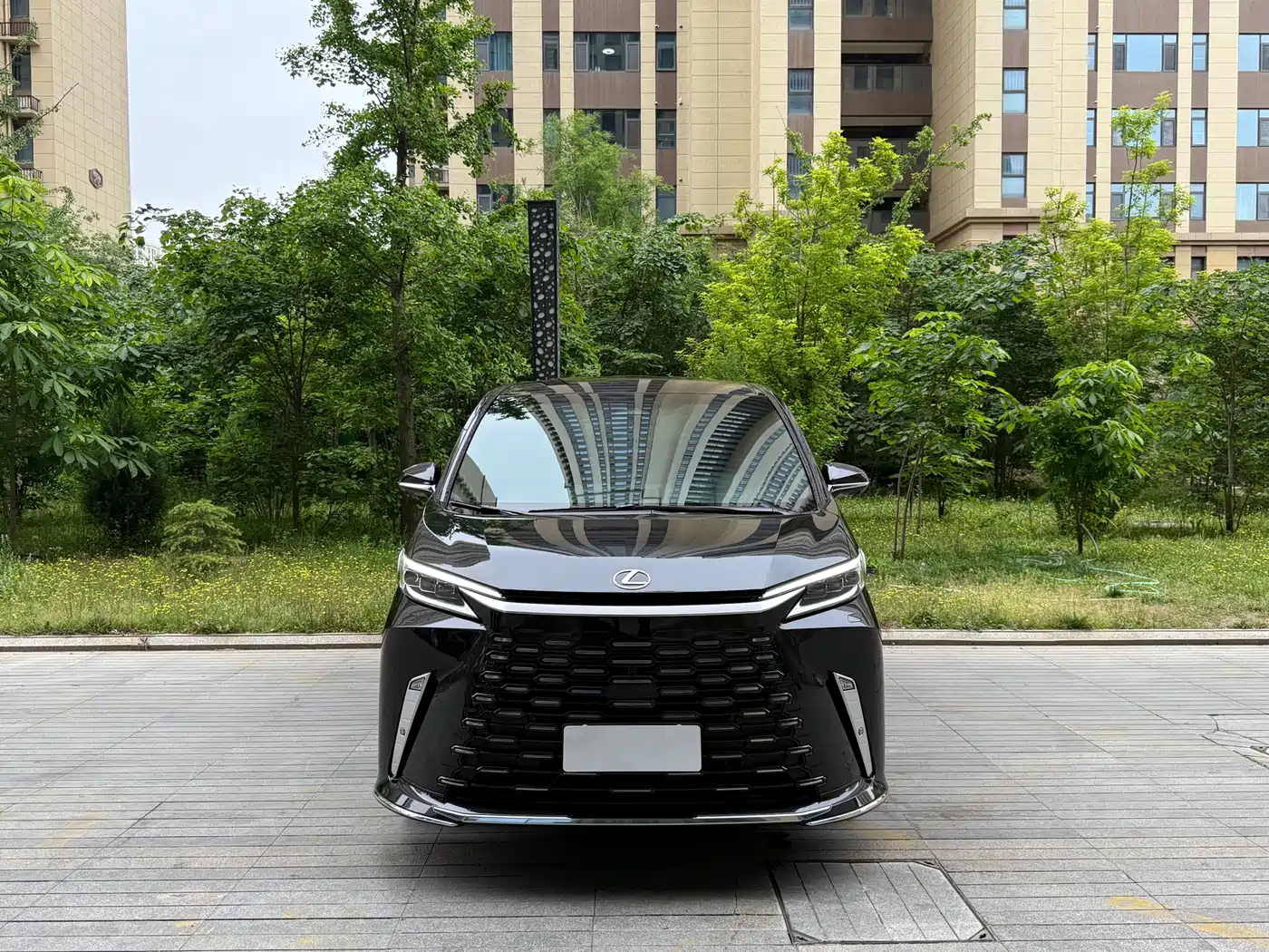 Lexus LM 2023 500h 6-Seater Prestige Edition фото 3