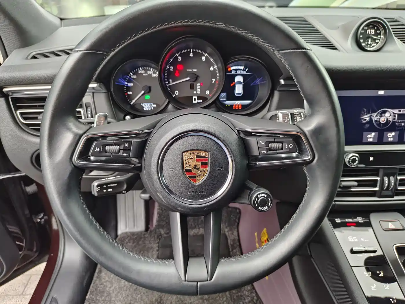 PORSCHE MACAN