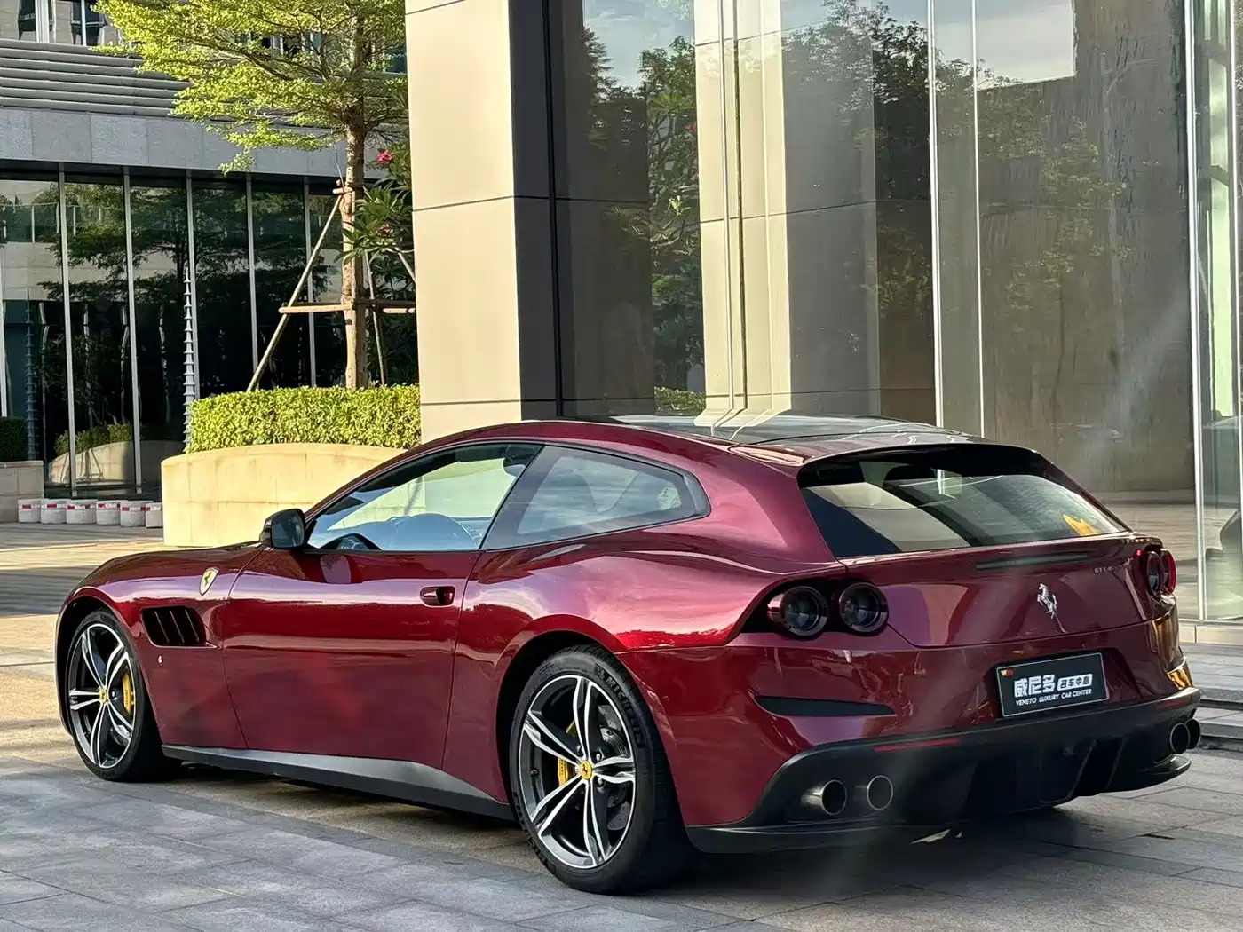 Ferrari GTC4Lusso 2017 2016 6.3L V12