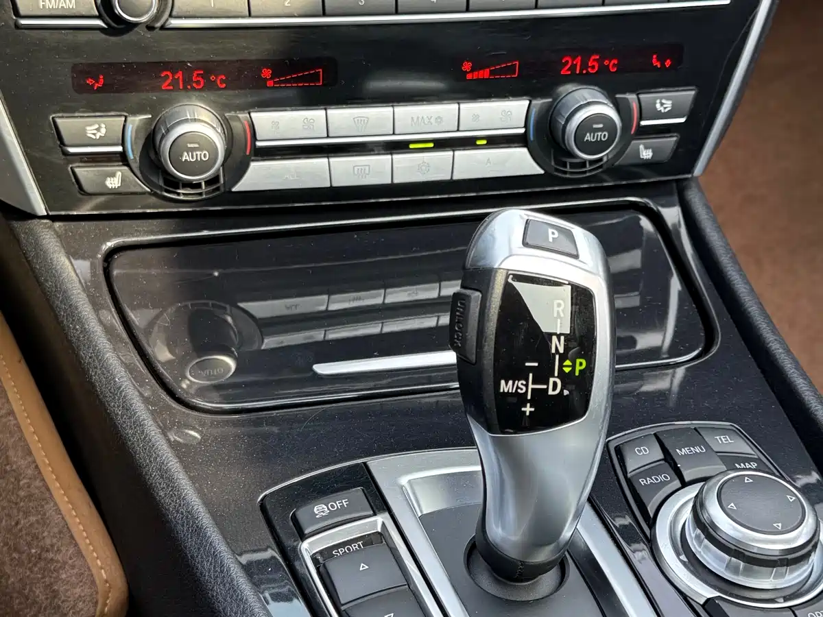 BMW 5 Series GT 2011 535i xDrive Luxury Model фото 14