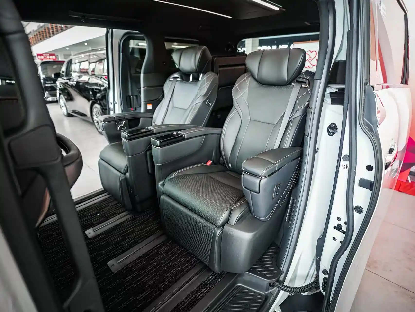 Фото 7 - Toyota Alphard