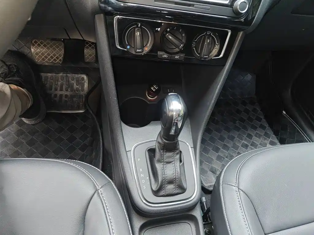 Volkswagen Polo 2014 1.6L Automatic 30th Anniversary Edition фото 7