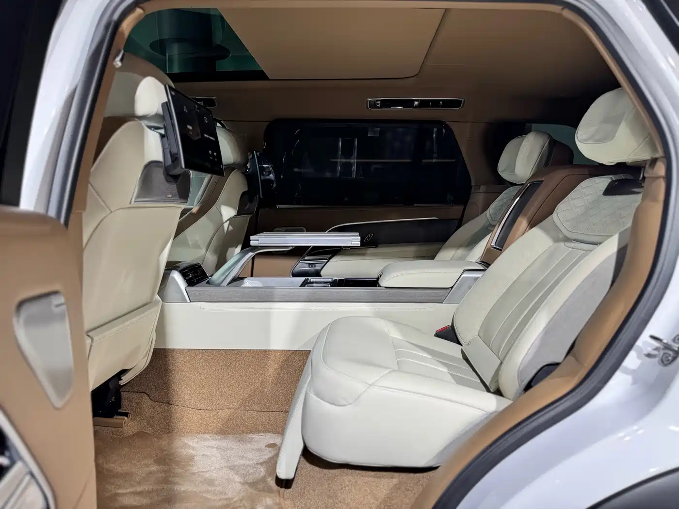 Land Rover Range Rover 2024 3.0 L6 400PS SV Prestige Genesis Extended 4-Seater фото 14