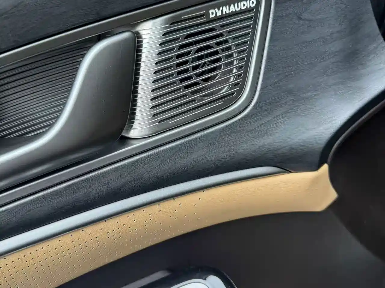 Denza D9 2025 2024 DM-i 980 AWD Premium