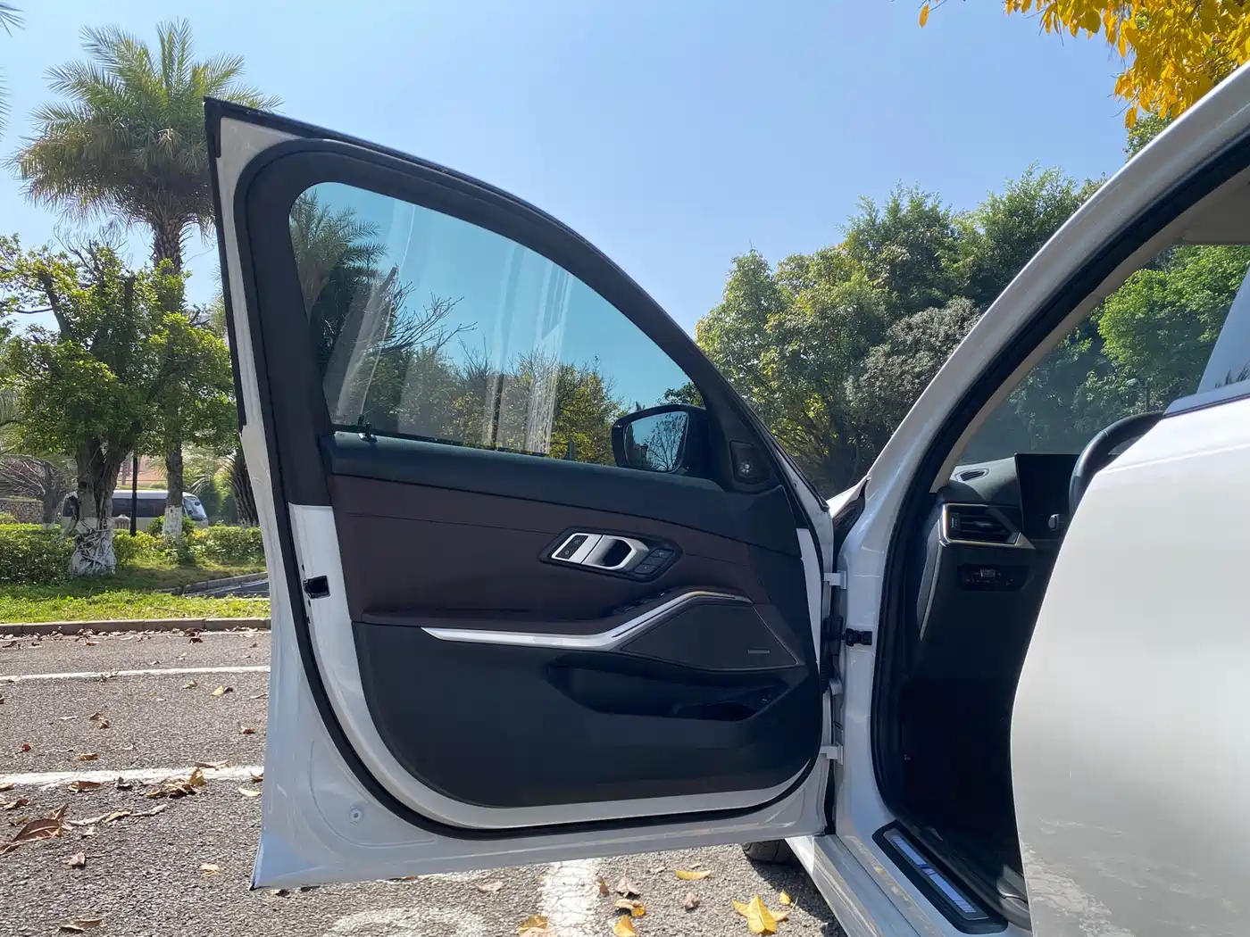 BMW 3 Series 2023 325Li M Sport Black Night Package фото 12