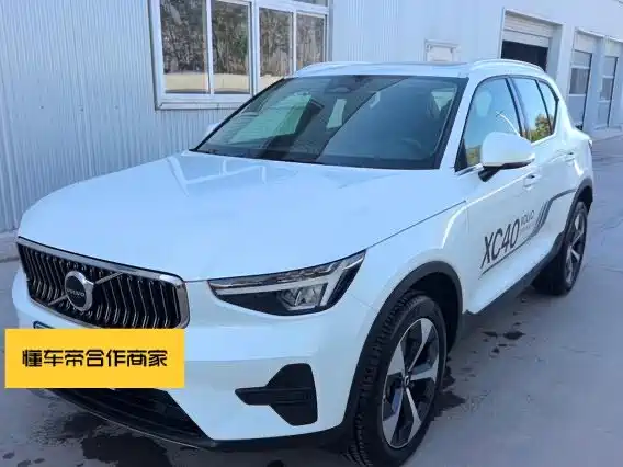 2025 Volvo XC40