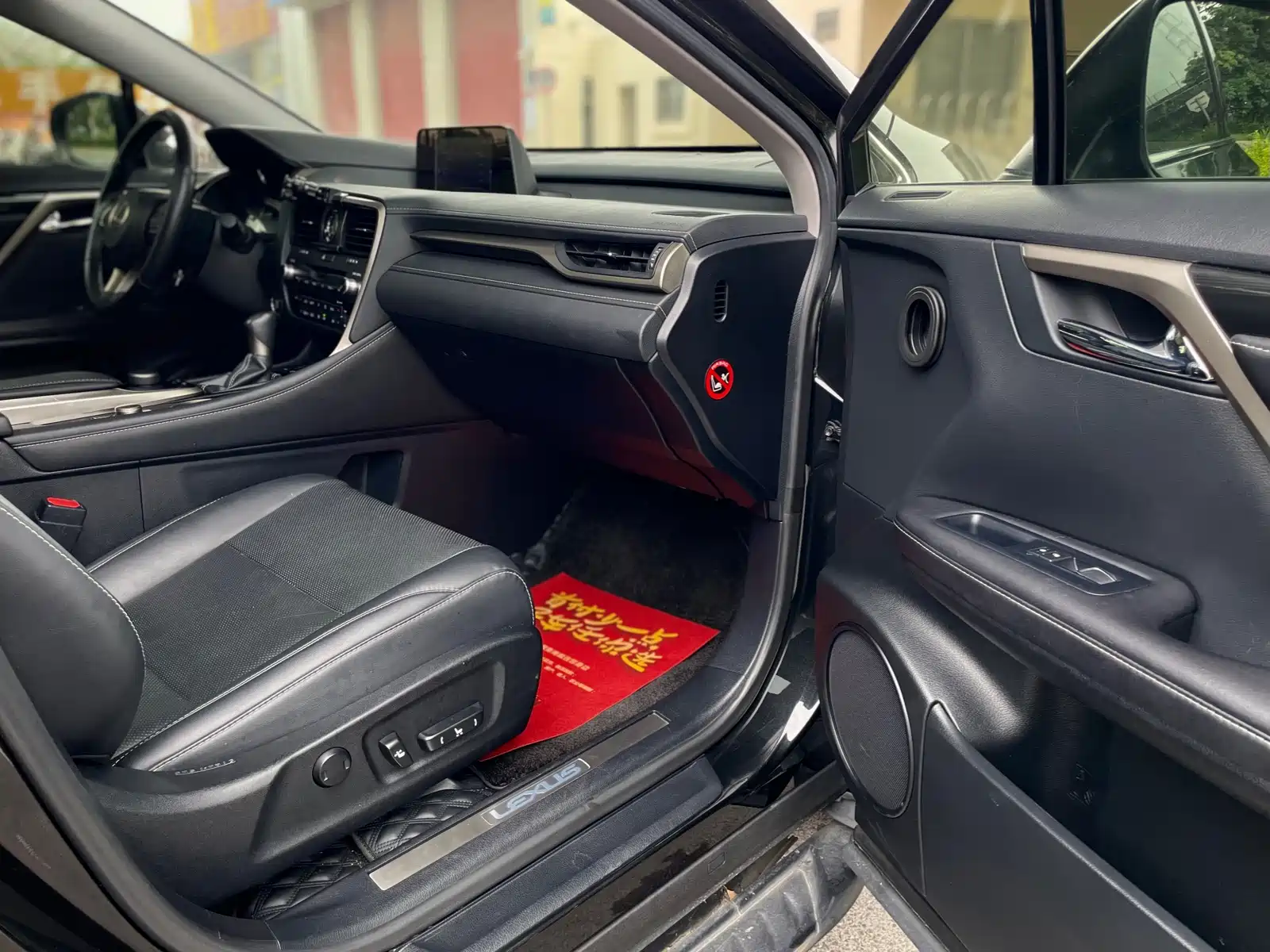 Фото 28 - Lexus RX