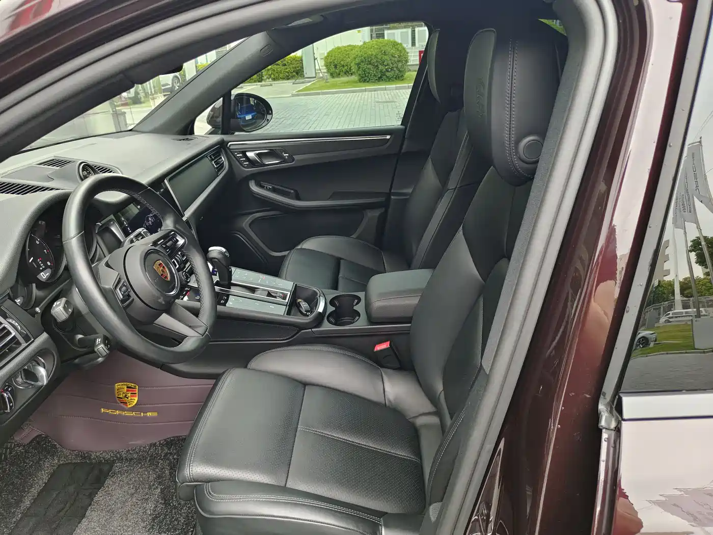 PORSCHE MACAN
