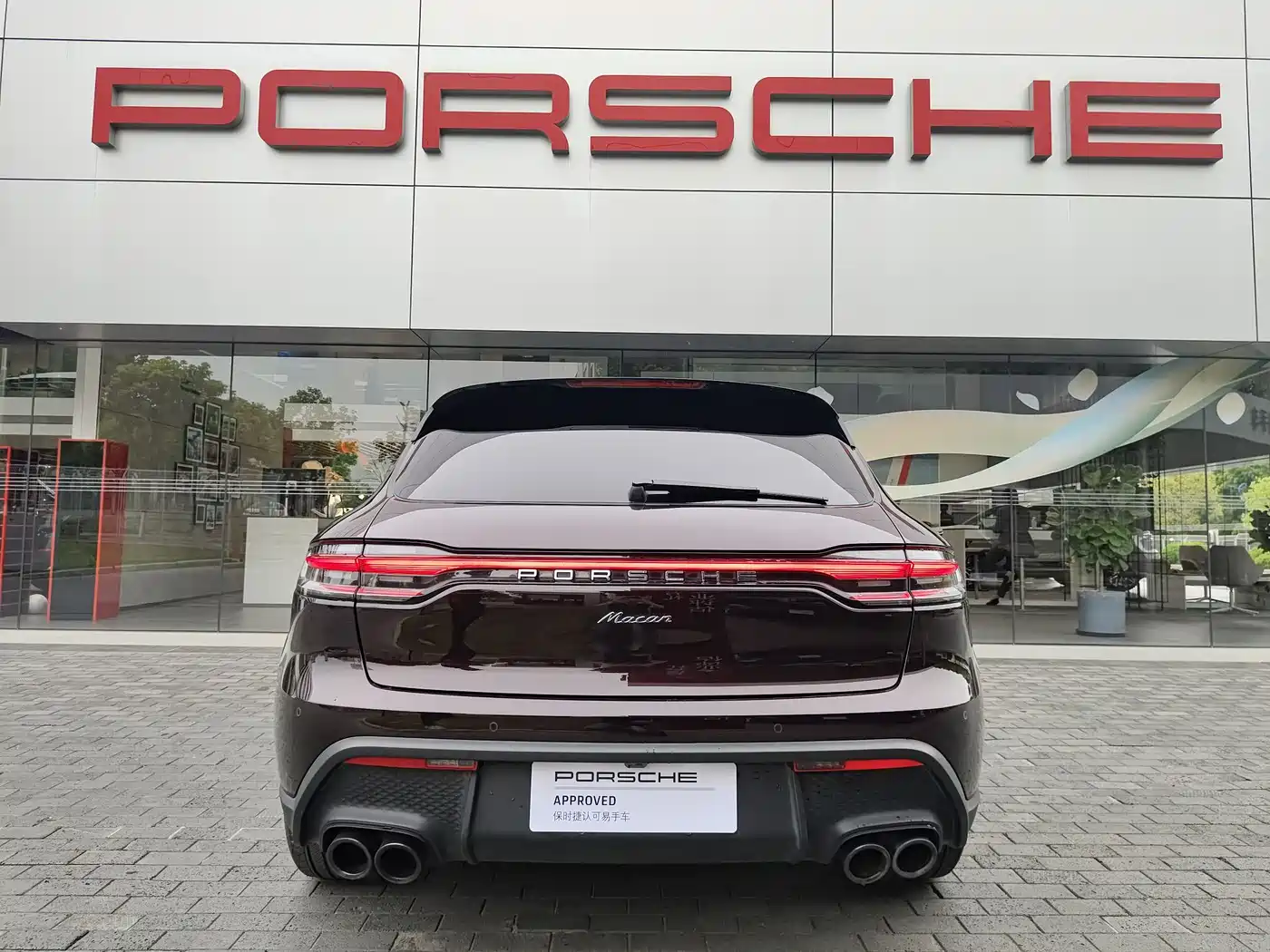 PORSCHE MACAN