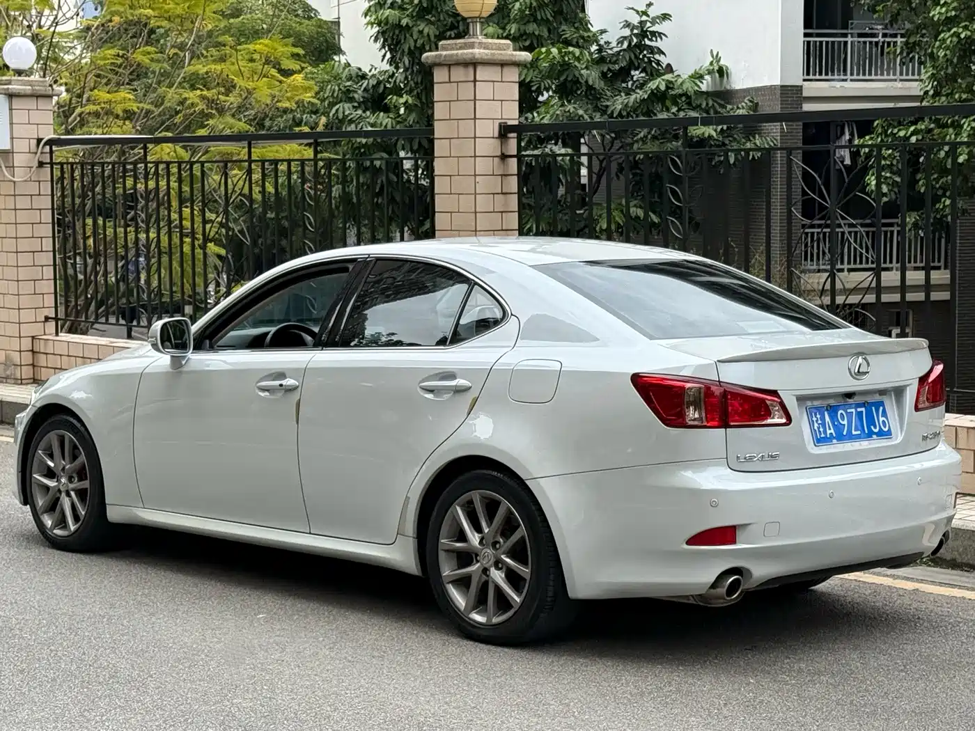 Photo 3 - Lexus IS