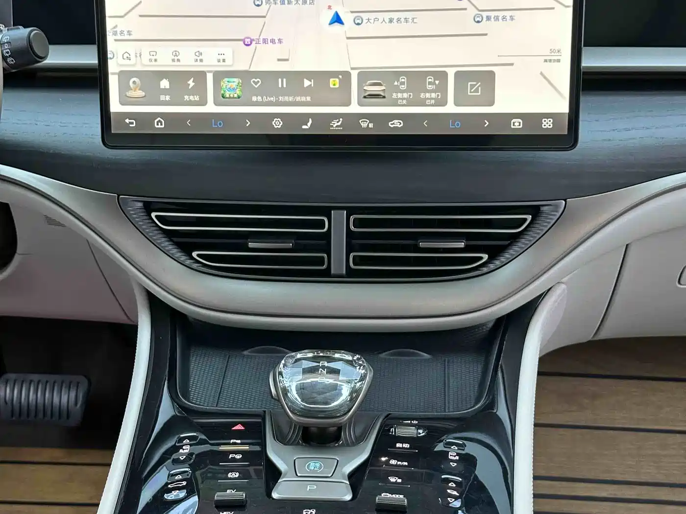 Denza D9 2022 DM-i 970 AWD Flagship фото 9
