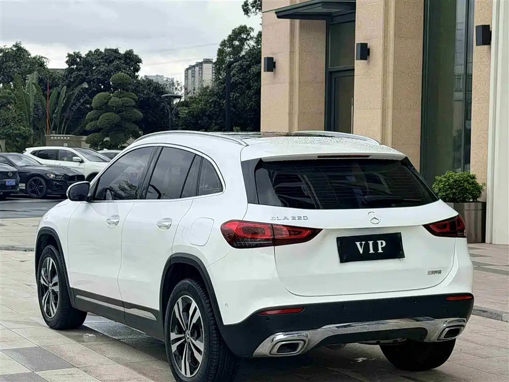 MERCEDES-BENZ GLA