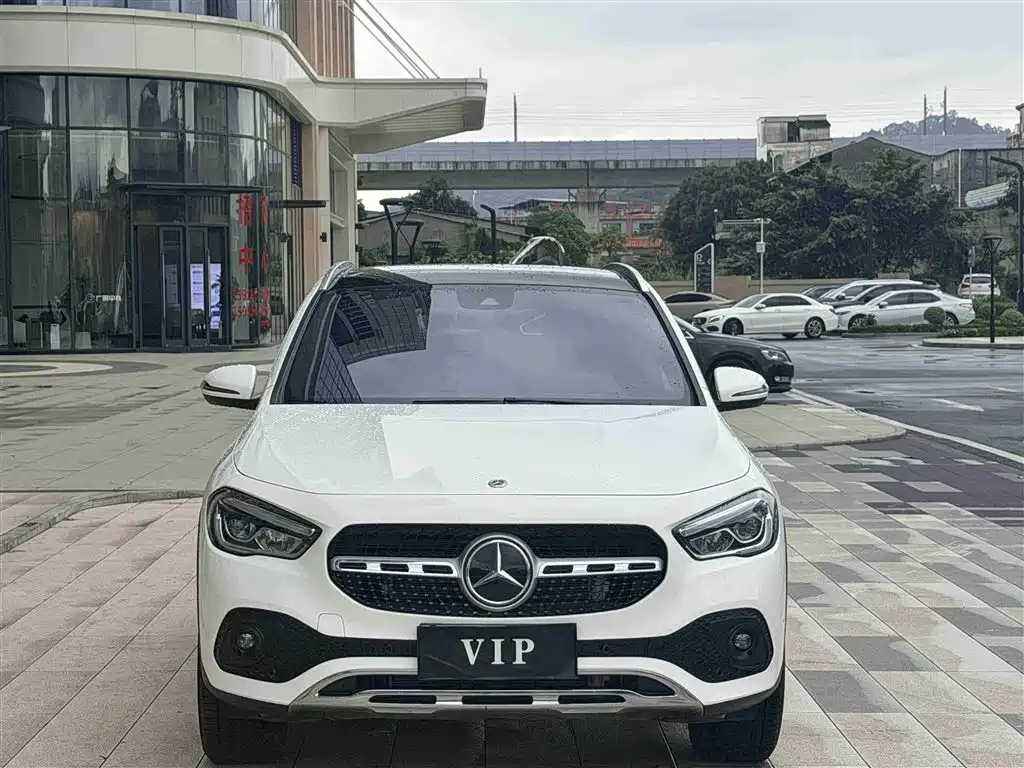 MERCEDES-BENZ GLA