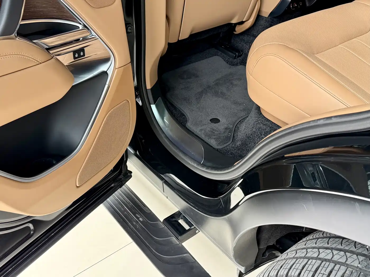 Land Rover Range Rover 2023 3.0 L6 360PS Golden Age Edition фото 28