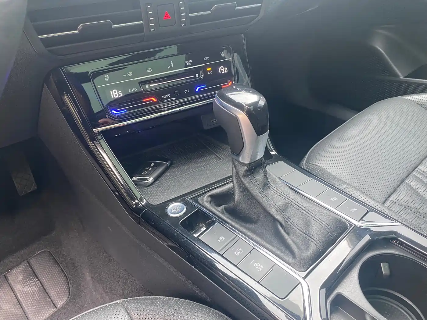 Volkswagen Passat 2022 330TSI Starlight Luxury Edition фото 11