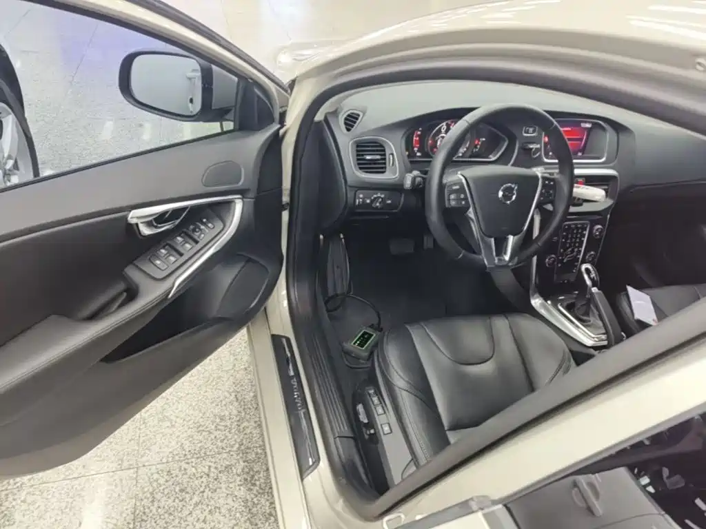 صورة 16 - Volvo V40