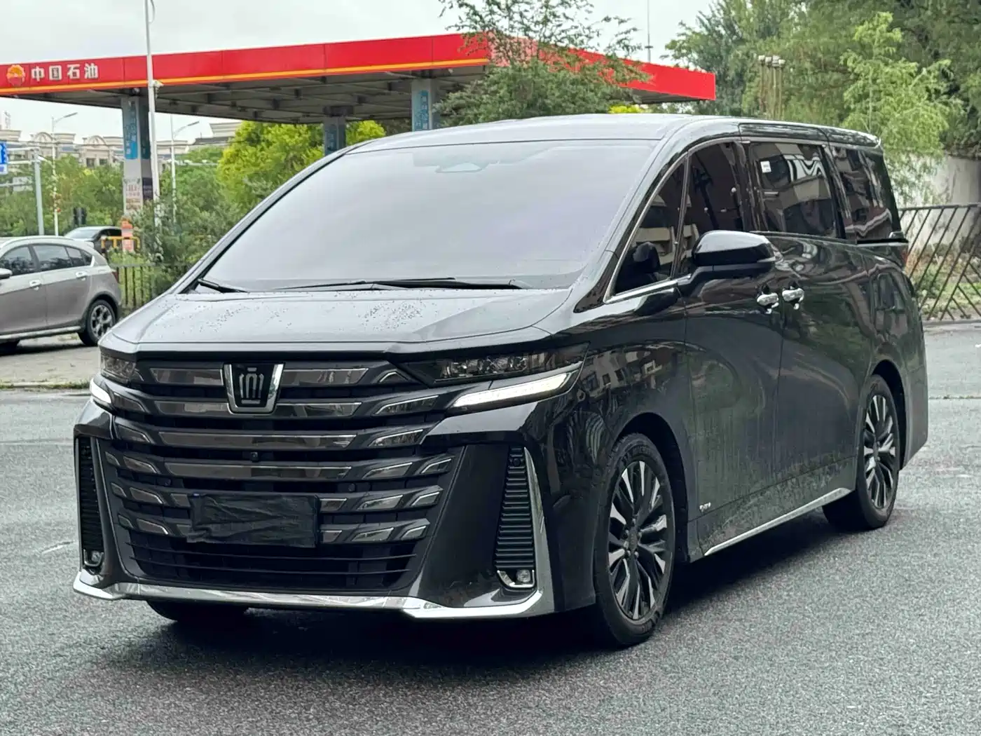 Toyota Vellfire 2024 Crown Hybrid 2.5L Executive Premium Edition фото 3