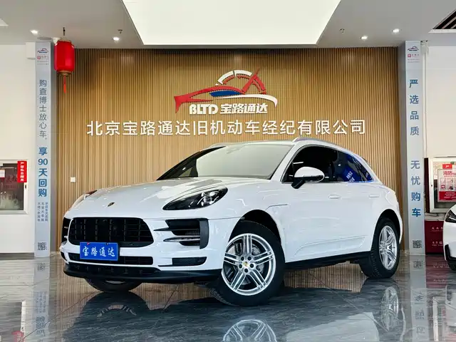 PORSCHE MACAN