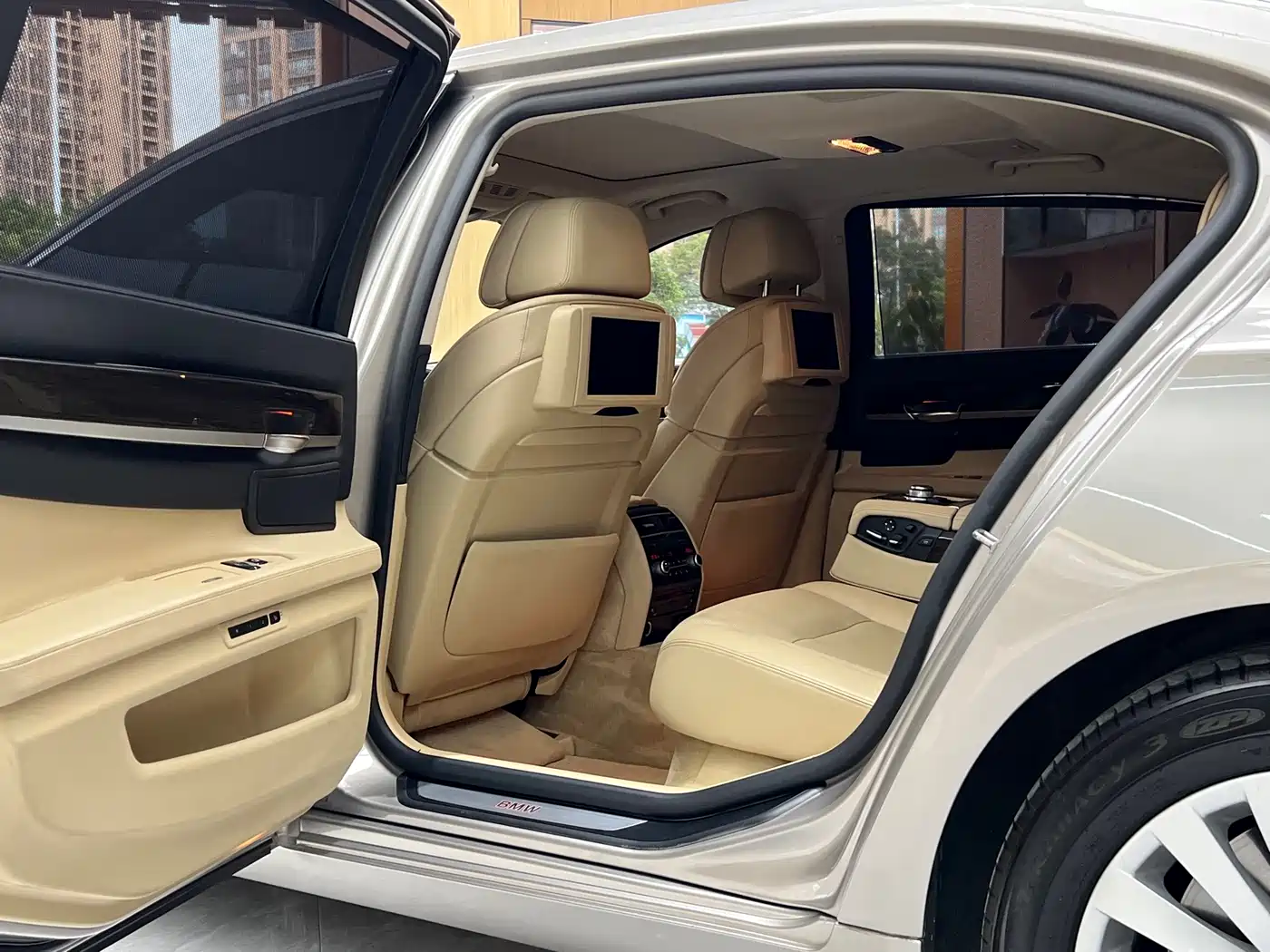 BMW 7 Series 2010 750Li фото 19