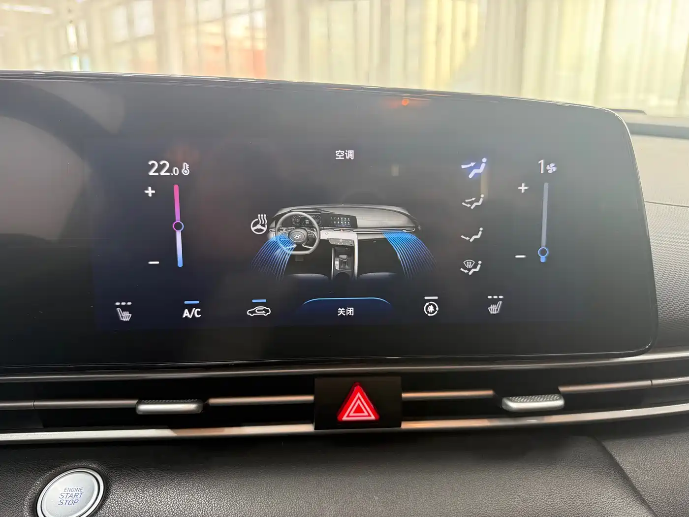 Hyundai Elantra 2022 1.5L CVT LUX Premium Edition фото 15