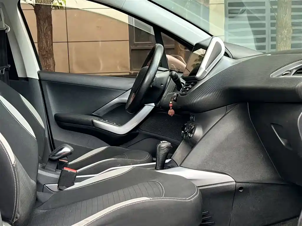 Peugeot 2008 2014 1.6L Automatic Trend Edition фото 19