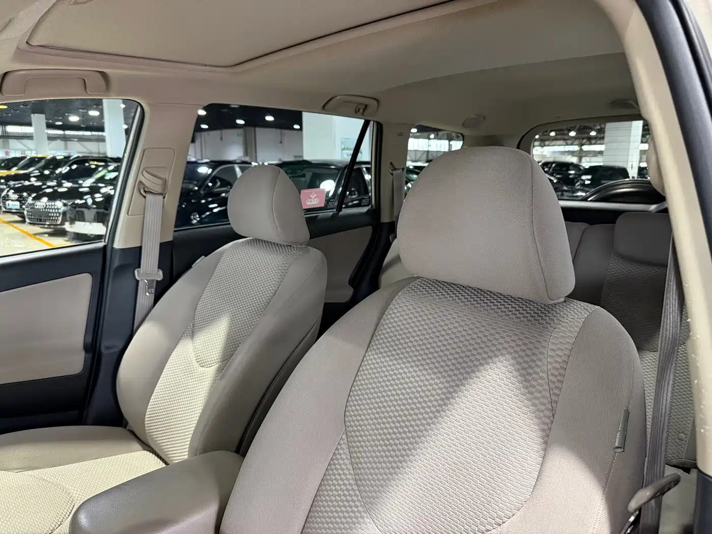 Toyota RAV4 (Import) 2006 2.4 Luxury фото 8