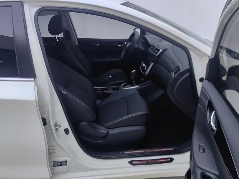 Фото 8 - Nissan Tiida