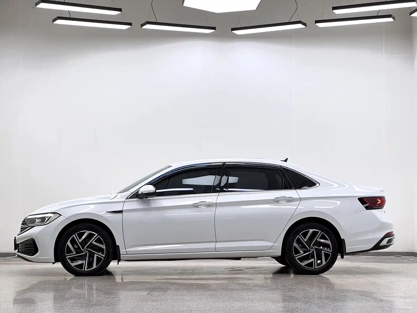 Volkswagen Sagitar 2023 300TSI DSG Surpassing Edition фото 2
