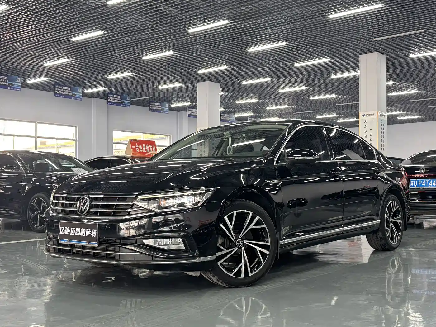 Volkswagen Magotan 2021 330TSI DSG 30th Anniversary Edition фото 3