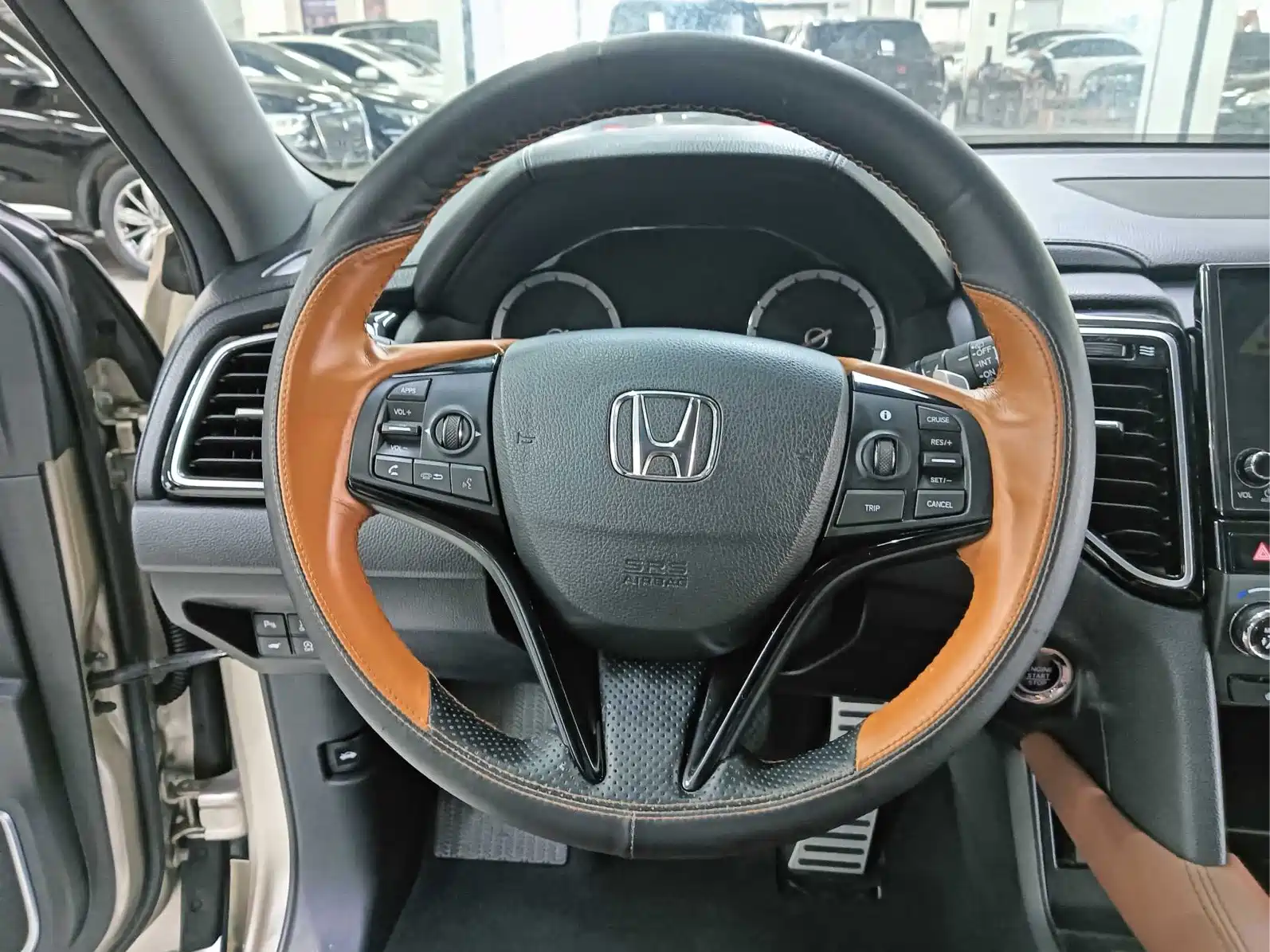 Фото 7 - Honda UR-V