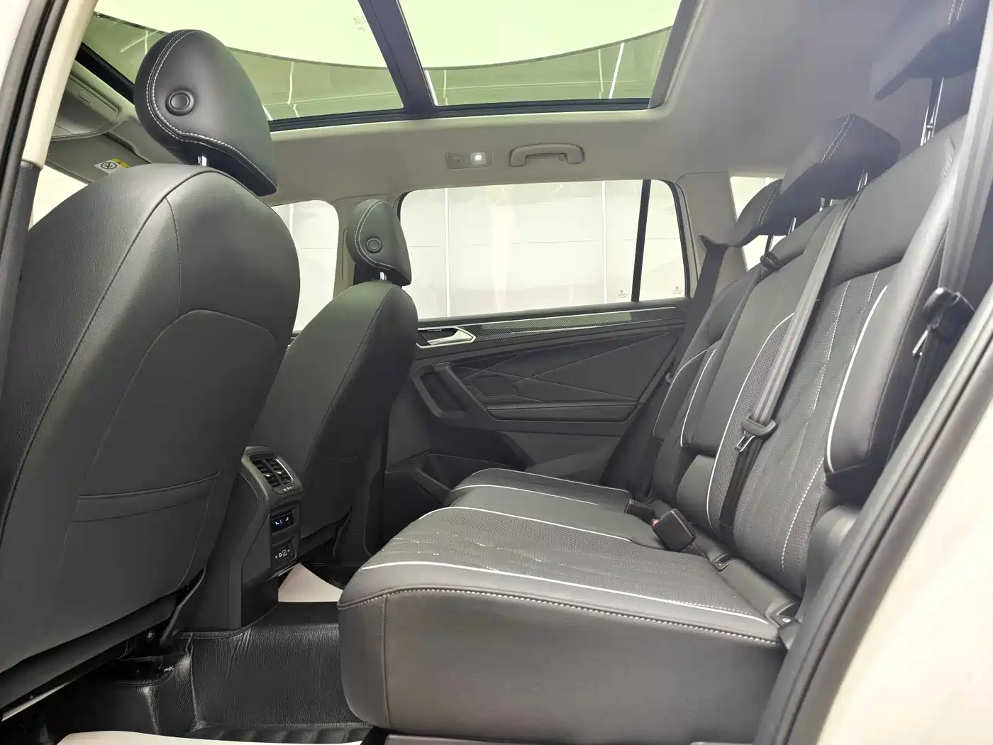 Volkswagen Tiguan L 2022 330TSI Auto 2WD R-Line Premium Edition фото 16