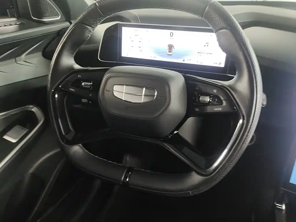 Фото 11 - Geely Atlas