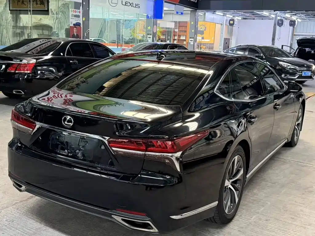 Фото 4 - Lexus LS