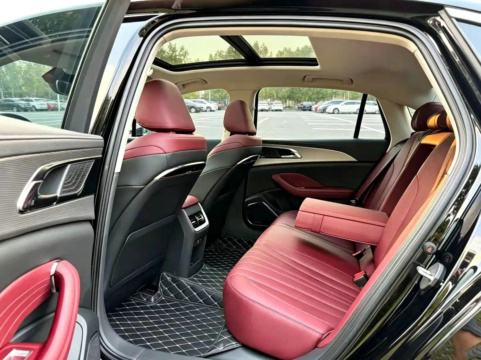 Фото 8 - Hongqi H5