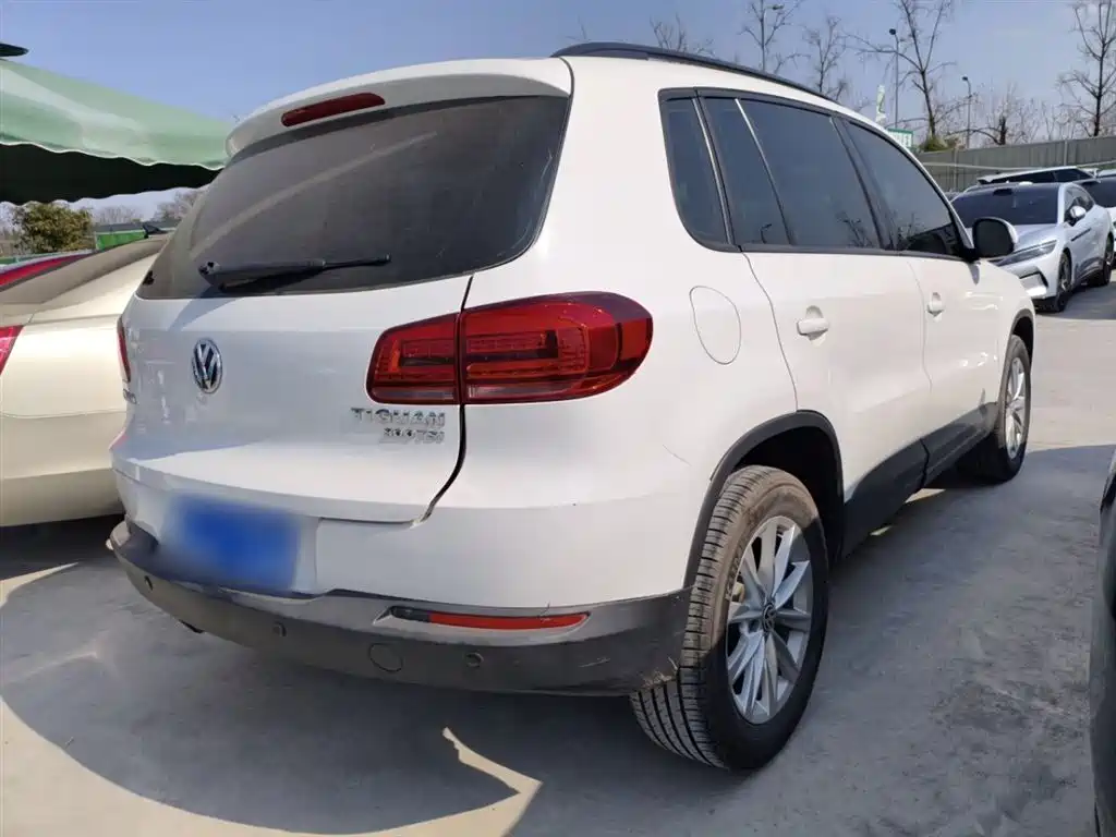 VOLKSWAGEN TIGUAN
