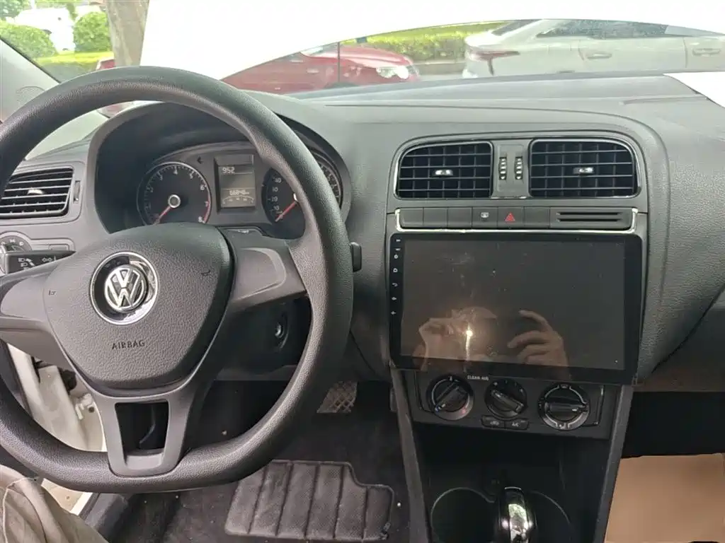 Volkswagen Polo 2016 1.4L Automatic Trend фото 10