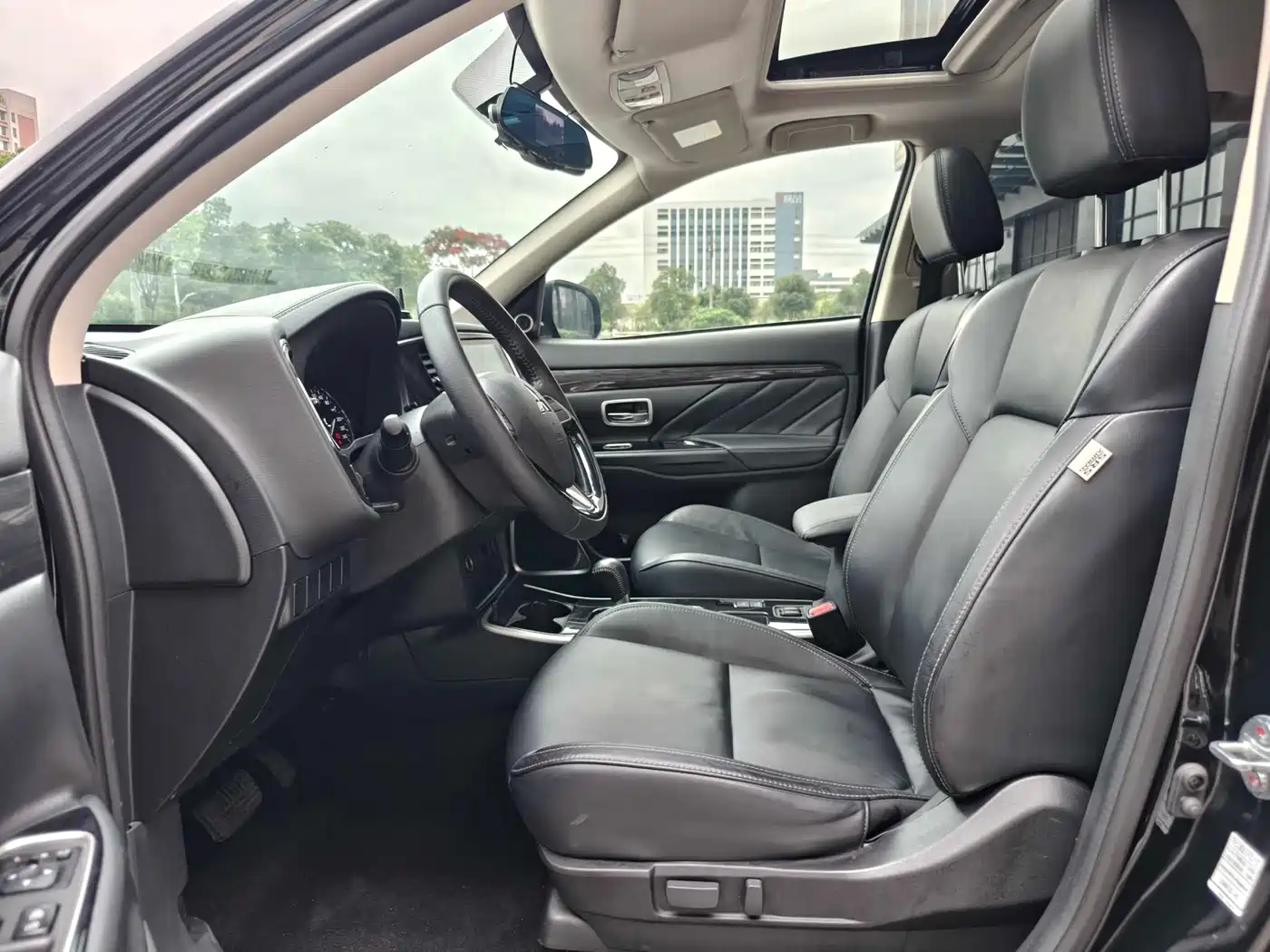 MITSUBISHI OUTLANDER