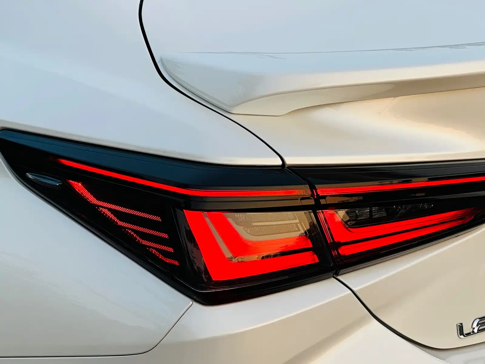 Photo 11 - Lexus ES