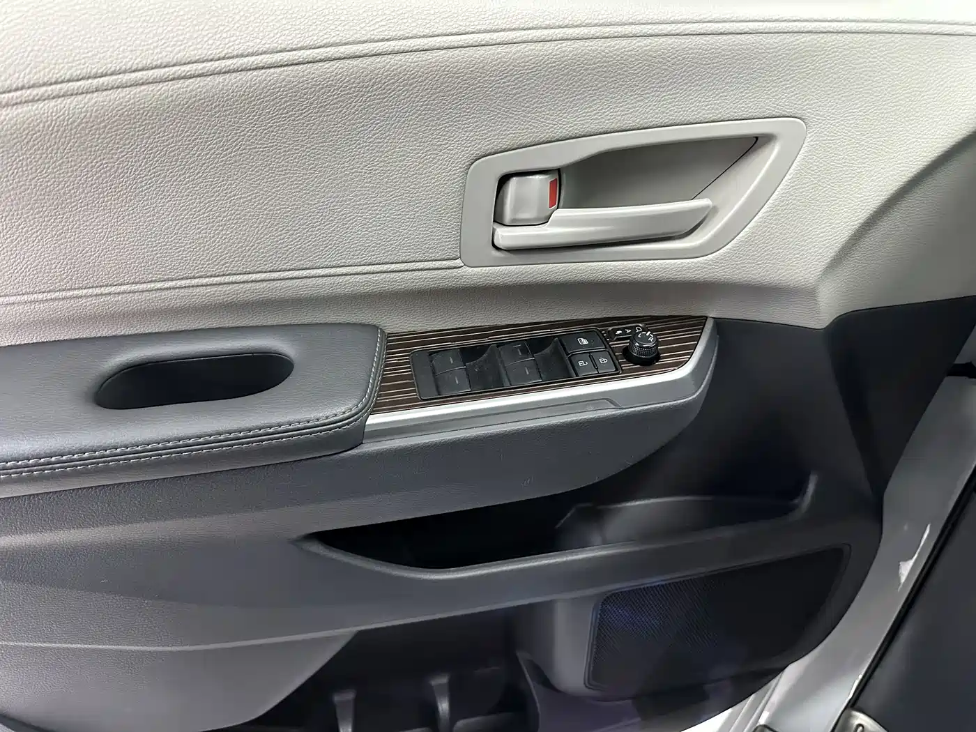Toyota Sienna 2023 2.5L Hybrid Comfort Edition фото 7