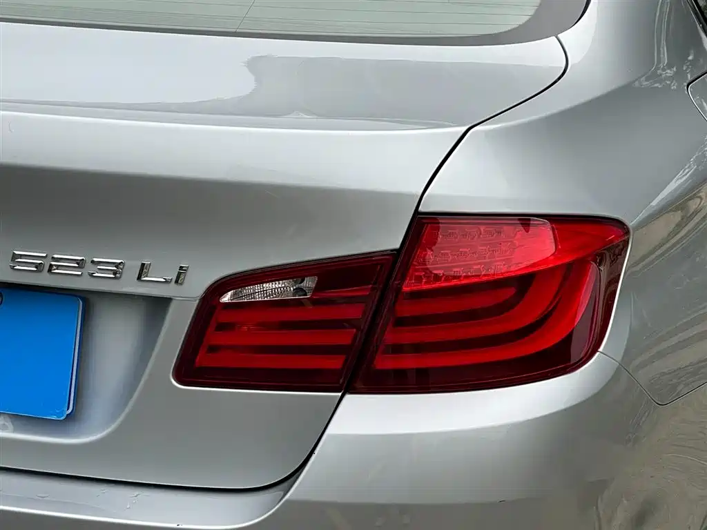 BMW 5 Series 2011 523Li Leading фото 23