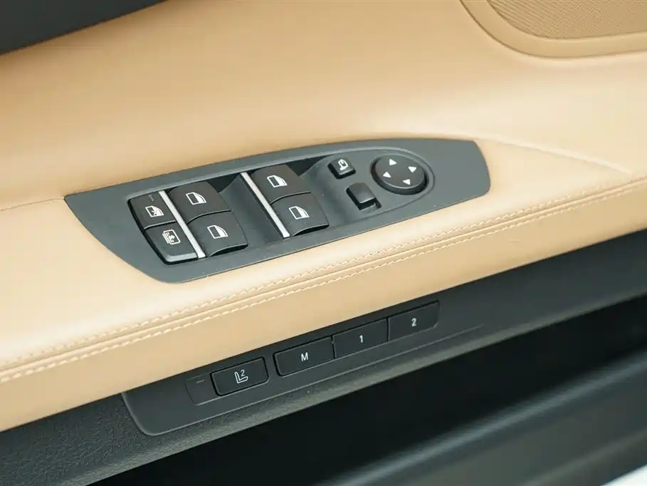BMW 7 Series 2010 760Li фото 12