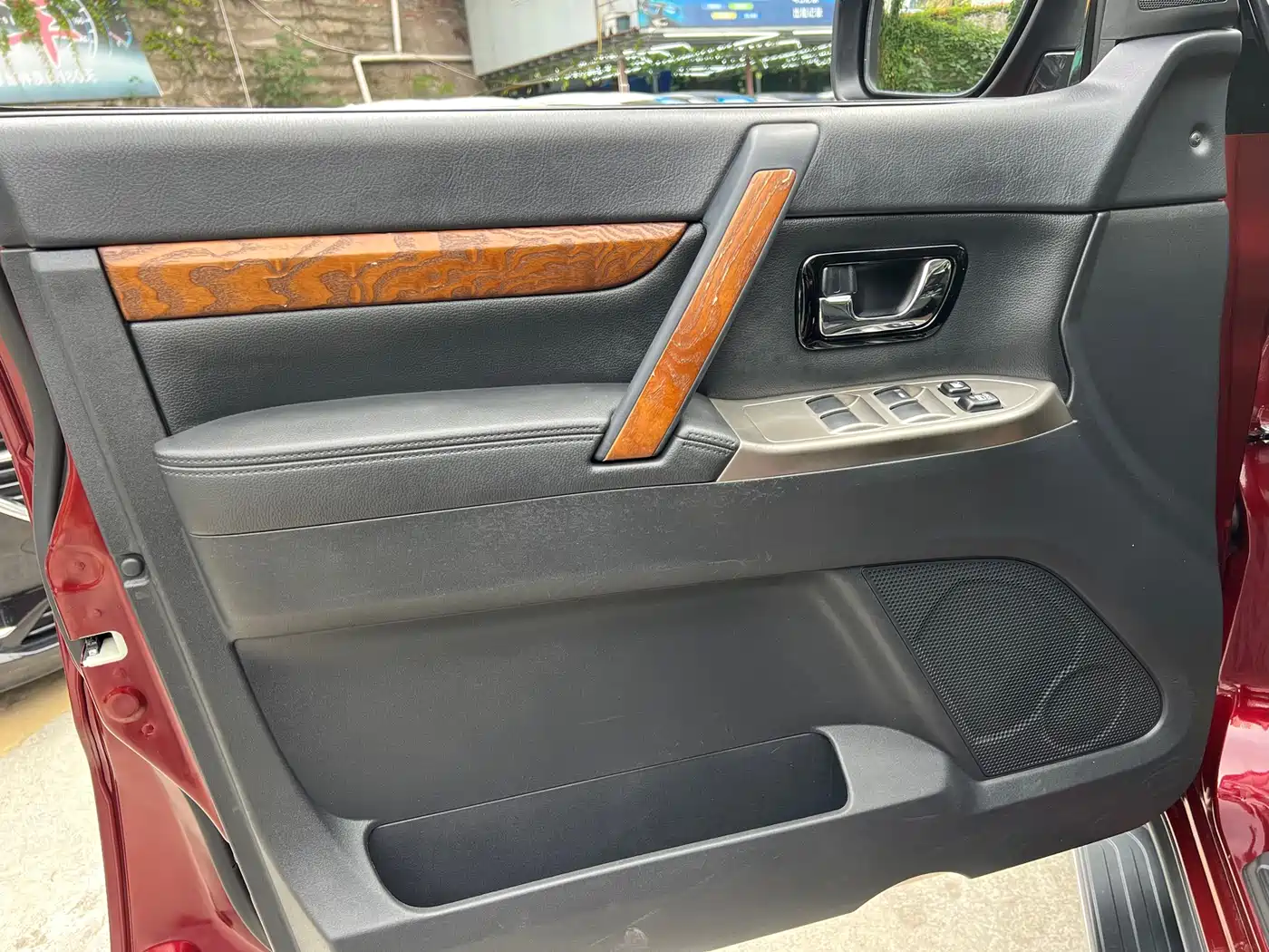 Mitsubishi Pajero (Import) 2020 3.0L Automatic Standard Edition фото 7