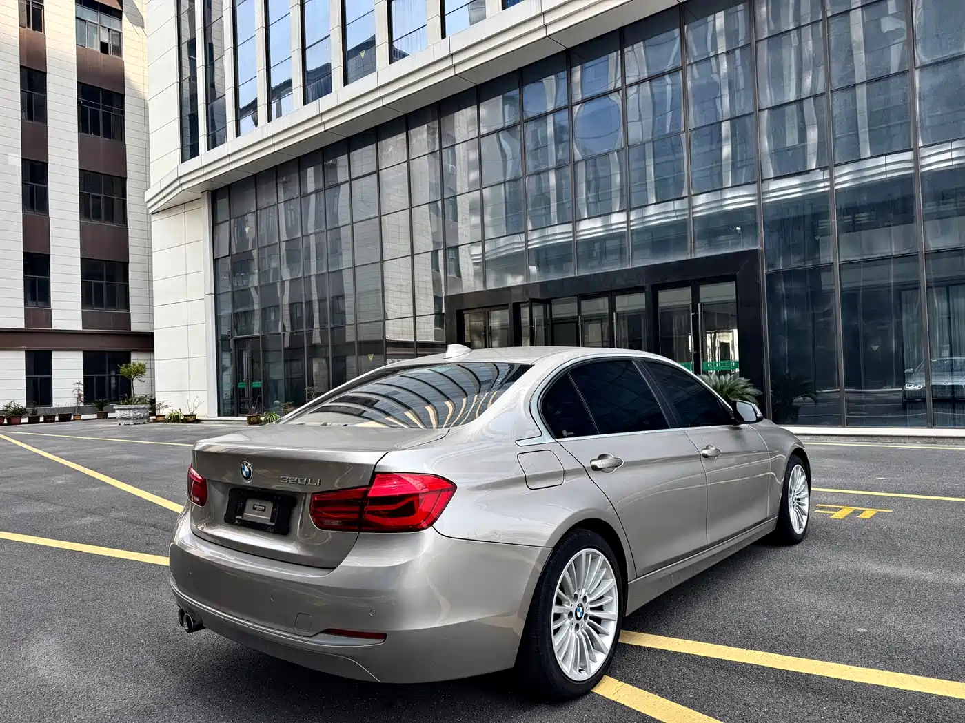 BMW 3 SERIES